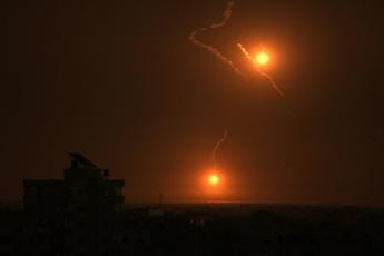 Israele “estende” le operazioni di terra a Gaza: “Colpiti obiettivi Hamas”