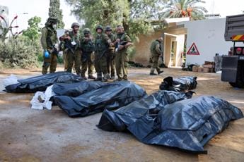 Israele-Hamas, orrore a Kfar Aza: uccisi 40 bimbi e neonati, alcuni decapitati