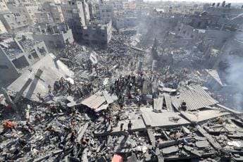 Israele martella Gaza ma frena ancora su offensiva di terra, ecco perché