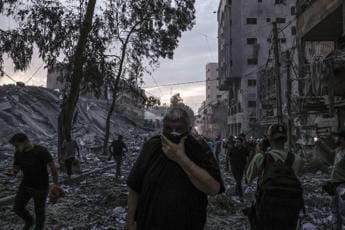 Israele, oltre 900 morti: “Ripreso pieno controllo confine con Gaza”