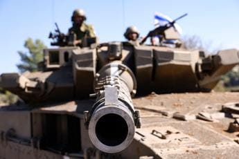 Israele, prove di invasione a Gaza: tank nel Nord. Raid Usa in Siria