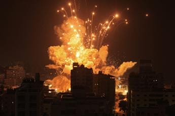 Israele, raid in corso su Gaza: “Colpiti 500 obiettivi Hamas”. Oltre 700 morti