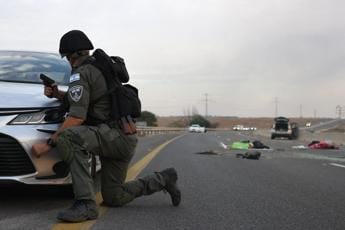 Israele, strage al rave party: la devastazione dell’attacco di Hamas – Video