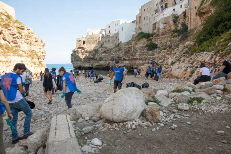Polignano, cittadini e turisti puliscono Lama Monachile e Pescaria offre un panino per ogni busta di rifiuti