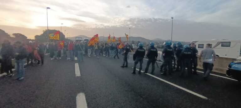 Ex Ilva, pullman partiti nella notte da Taranto: i lavoratori occupano l’autostrada Roma-Napoli – VIDEO