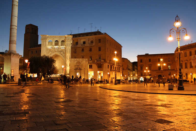 C’è la notte delle edicole a Lecce: tutti in piazza Sant’Oronzo