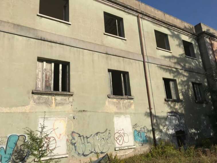 Galleria foto 'Potenza, trovato un cadavere in un plesso in disuso dell’Azienda sanitaria locale: disposta l’autopsia' - foto 1