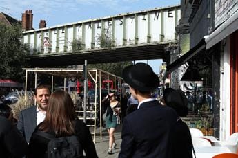 Londra, attacco a ristorante kosher: porta sfondata con bombola gas