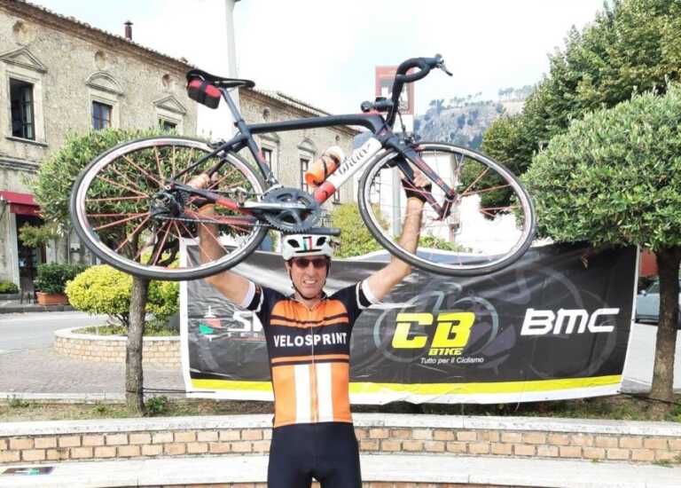 Ciclismo, il bitontino De Gennaro trionfa alla “Randonnée dei due mari”: il tour Magna Grecia è suo