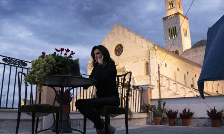 Bari, le chiavi della città a Lolita Lobosco: Decaro “premia” Luisa Ranieri