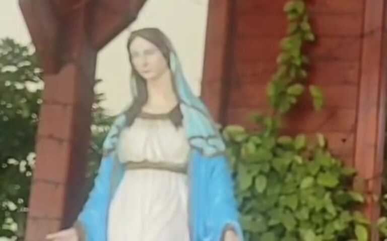 Massafra, lacrime dalla statua della Madonna di Medjugorje: «Non sappiamo spiegarcelo»