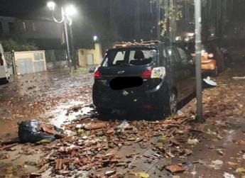Galleria foto 'Maltempo in Toscana, tromba d’aria su Torre del Lago: “Tetti scoperchiati”' - foto 1