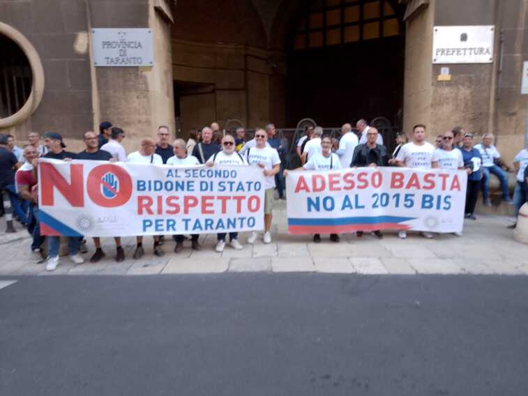 Protesta l’indotto dell’ex Ilva: “Rispetto per Taranto”. I sindacati, intanto, annunciano un nuovo sciopero – VIDEO