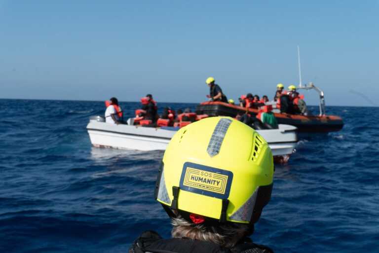 Migranti, 90 persone soccorse in mare dalla Humanity 1: la nave è diretta a Bari