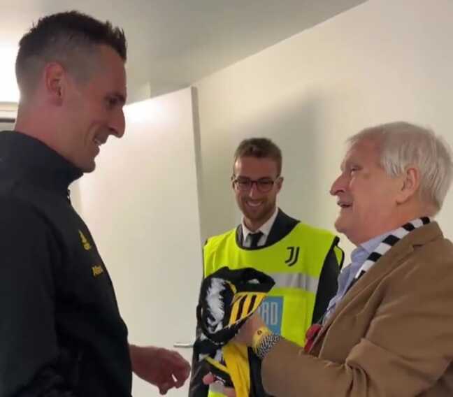 Dalle lacrime allo Juventus Stadium all’abbraccio con Milik: il sogno realizzato dell’80enne di Cassano – VIDEO