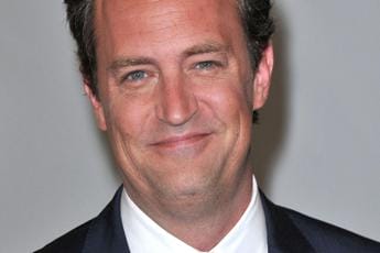 Galleria foto 'Morto Matthew Perry, il dolore dei fan e le lacrime dei colleghi' - foto 1