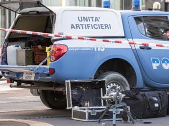 Galleria foto 'Napoli, allarme bomba in piazza Municipio: c’è una valigia sospetta' - foto 1