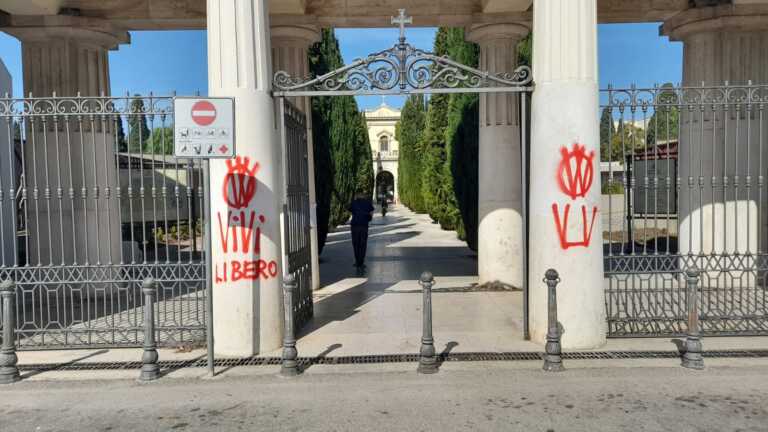 Bari, raid “no vax” al cimitero: imbrattato l’ingresso monumentale – FOTO e VIDEO