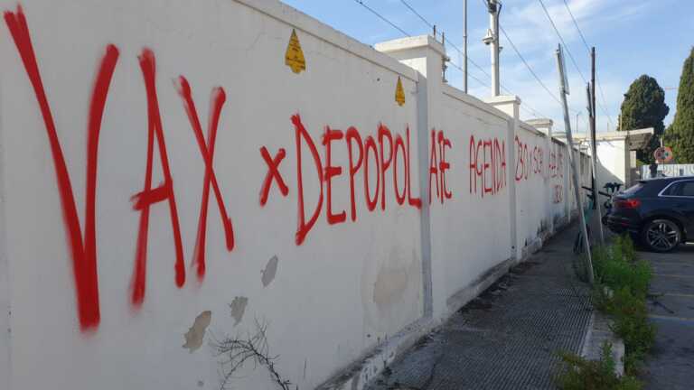 Galleria foto 'Bari, raid “no vax” al cimitero: imbrattato l’ingresso monumentale – FOTO e VIDEO' - foto 8