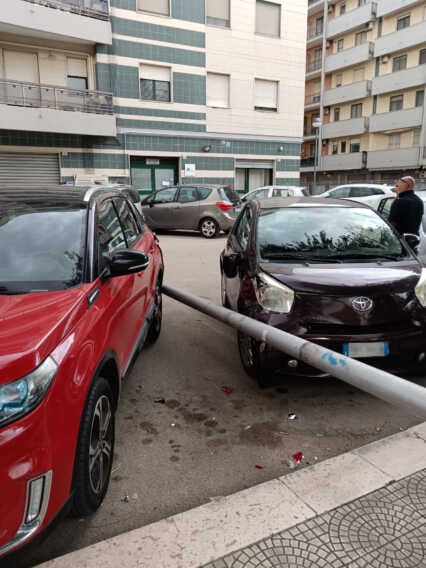 Galleria foto 'Tragedia sfiorata a Foggia: palo della luce cade tra le auto in un parcheggio pubblico – FOTO' - foto 2