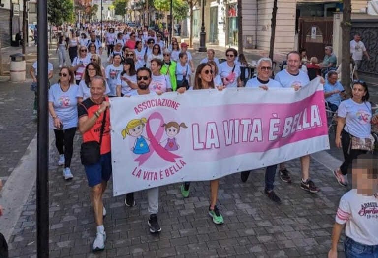A Bisceglie una passeggiata “in rosa” contro il tumore al seno: «Ancora poche le donne che si controllano»