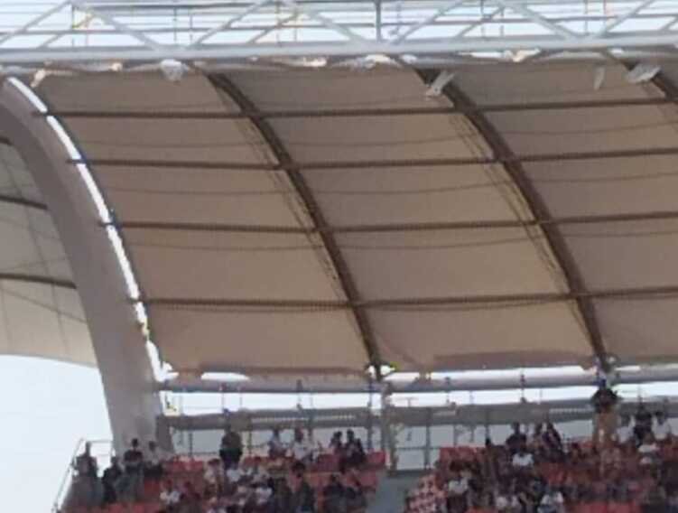 San Nicola, già “appassiti” i petali: primi segni di usura sul telone della curva