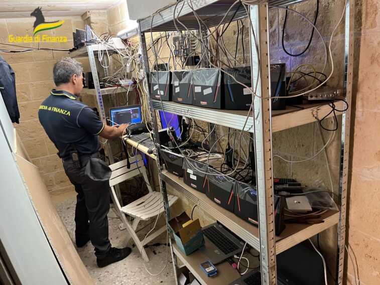Maxi operazione anti “pezzotto”: scoperta una centrale di trasmissione a Canosa – VIDEO
