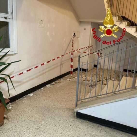 Galleria foto 'Notte di fuoco nel Salento: quattro auto distrutte in tre diversi incendi da Nardò a Lizzanello' - foto 1