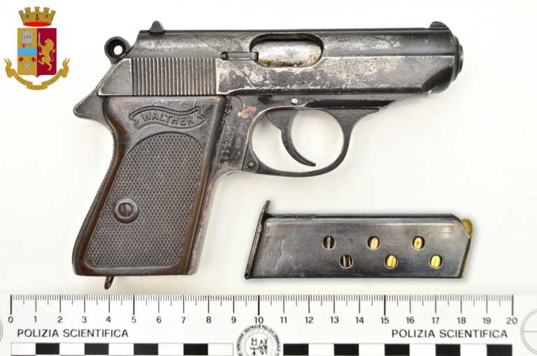 Una pistola rubata nascosta in camera da letto: nei guai una coppia di pensionati a Matera
