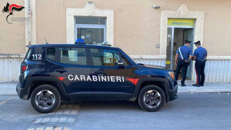 Armata di taglierino prende in ostaggio un anziano e tenta la rapina alla posta: arrestata 23enne