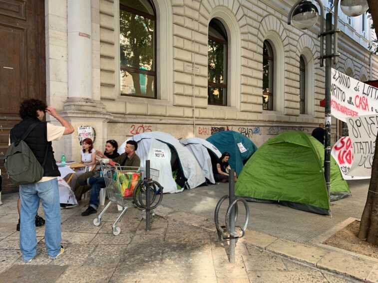Galleria foto 'Gli studenti tornano in tenda anche a Bari: «Governo e opposizione immobili contro il caro-affitti» – VIDEO' - foto 1