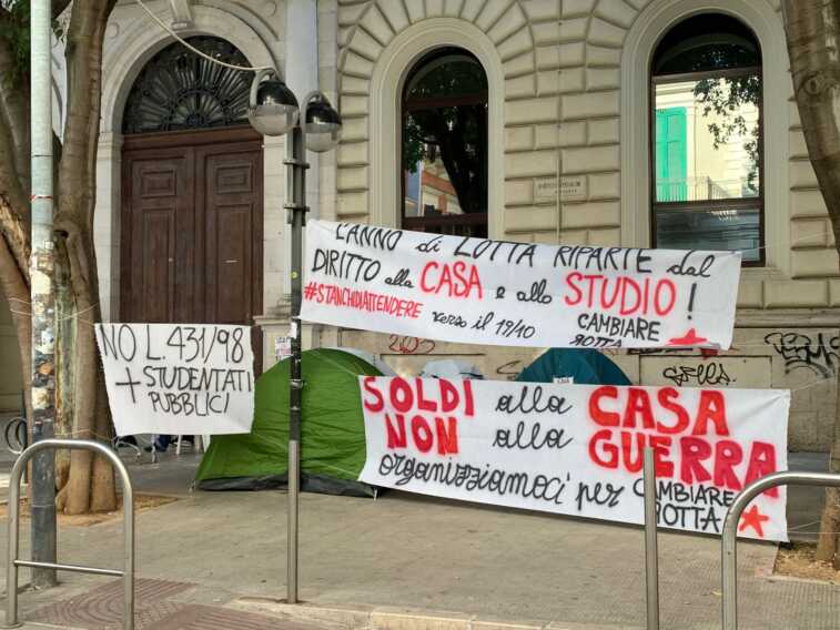 Gli studenti tornano in tenda anche a Bari: «Governo e opposizione immobili contro il caro-affitti» – VIDEO