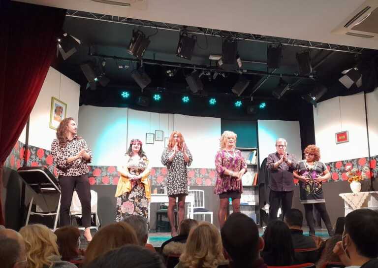 “Di mamma ce n’è una sola… e menomale”: a teatro con Pupetta e le Battagliere per ridere e riflettere