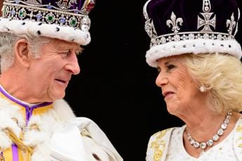 Quanto è difficile regnare… Carlo non piace. E Camilla