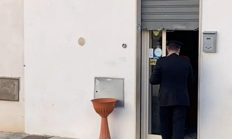 Rapina a mano armata in una tabaccheria di Montalbano Jonico: in due fuggono col bottino. Ferito il titolare