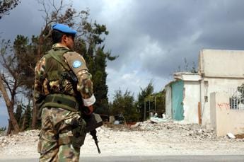 Razzo su base Unifil in Libano. Crosetto: “Se servirà, rientro in Italia per nostri militari”