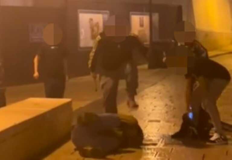Bari, rissa tra giovanissimi in piazza del Ferrarese: calci in testa a un coetaneo – VIDEO