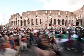 Galleria foto 'Roma, 20mila a corteo pro-Palestina: tensione per bandiera Israele strappata da palazzo Fao' - foto 1