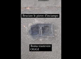Galleria foto 'Roma, danneggiate due pietre d’inciampo in via Dandolo' - foto 1