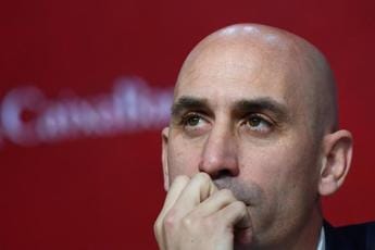 Galleria foto 'Rubiales e il bacio alla Hermoso, dalla Fifa arriva la squalifica per tre anni' - foto 1