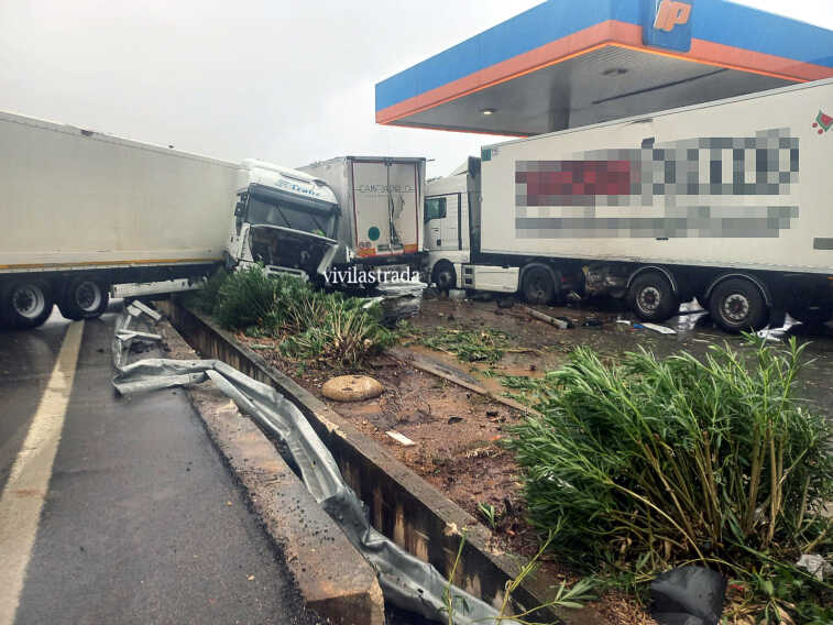 Incidente sulla statale 16: tir fuori strada si scontra con altri due camion in un’area di servizio