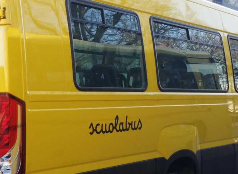 Bari, bimbo di tre anni e mezzo dimenticato sullo scuolabus: sotto al sole dalle 9 alle 12