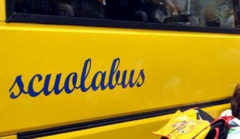 Bimbo dimenticato sullo scuolabus a Bari: licenziata l’accompagnatrice, sospeso l’autista