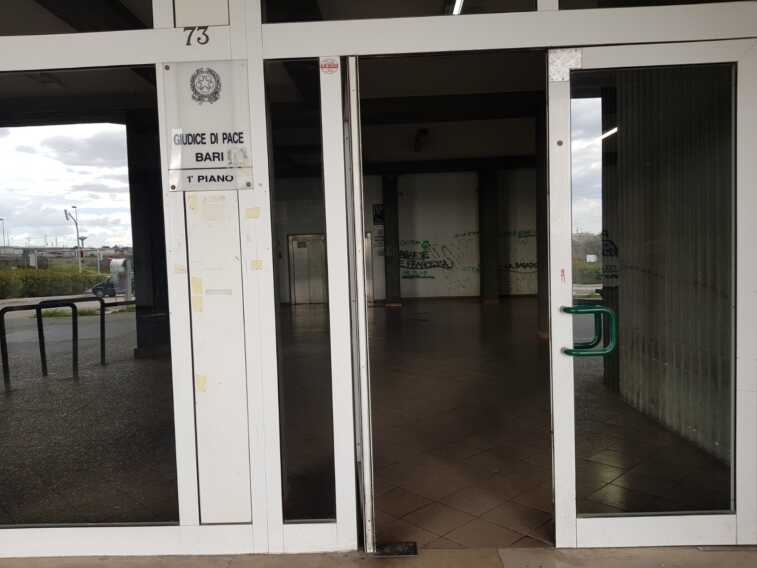 Infiltrazioni e stanze inagibili: nella sede dei giudici di pace di Bari il tempo si è fermato al 1995