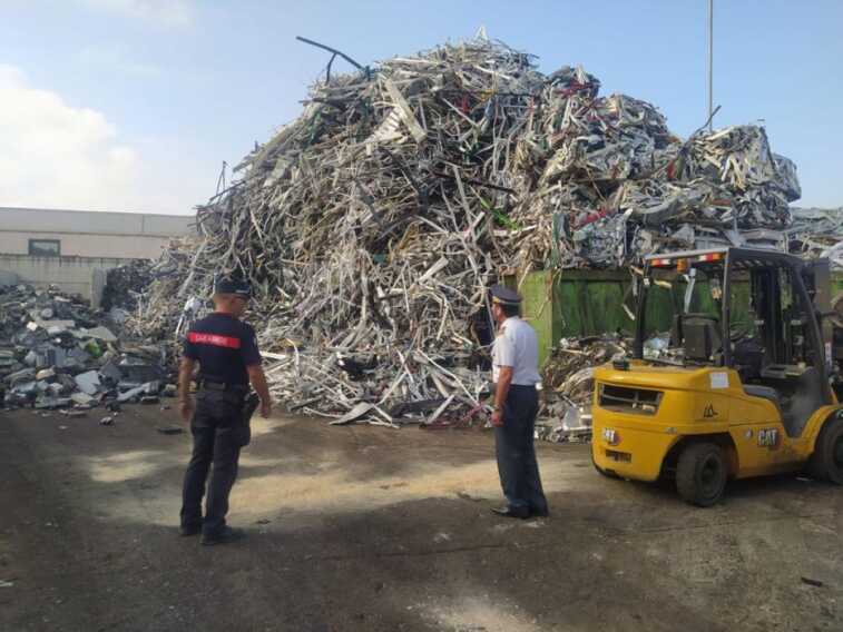 Galleria foto 'Gestione illecita dei rifiuti: sigilli a un’azienda di 2.200 metri quadrati a Molfetta. Denunciato il titolare' - foto 1