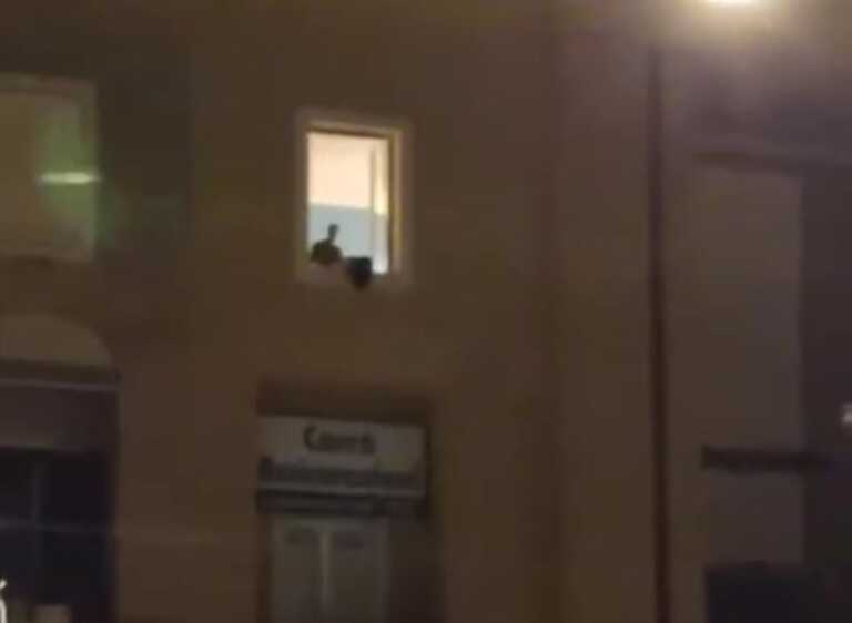 Lecce, sesso alla finestra in piazza Sant’Oronzo. I passanti riprendono tutto – VIDEO Lecce, sesso alla finestra in piazza Sant’Oronzo. I passanti riprendono tutto – VIDEO