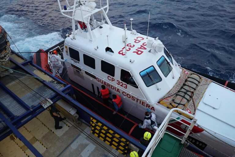 Migranti, la Humanity 1 in viaggio verso Bari: evacuazione medica per un uomo