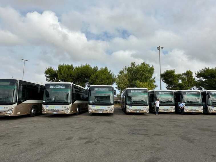 Brindisi, 17 nuovi autobus extraurbani ibridi per il trasporto pubblico locale: «Mezzi più moderni e meno inquinanti» – FOTO