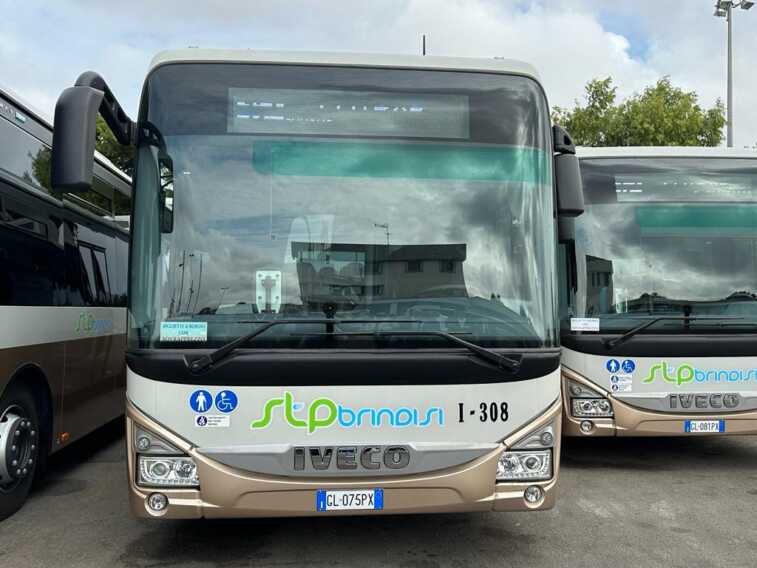 Galleria foto 'Brindisi, 17 nuovi autobus extraurbani ibridi per il trasporto pubblico locale: «Mezzi più moderni e meno inquinanti» – FOTO' - foto 3