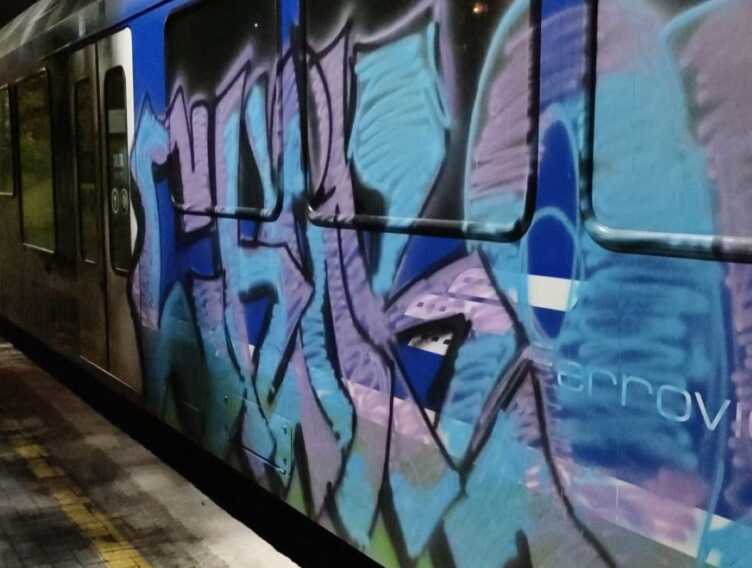 Imbrattano treni delle Fal a Matera, beccati 4 writers. L’azienda: «Chiederemo i danni»